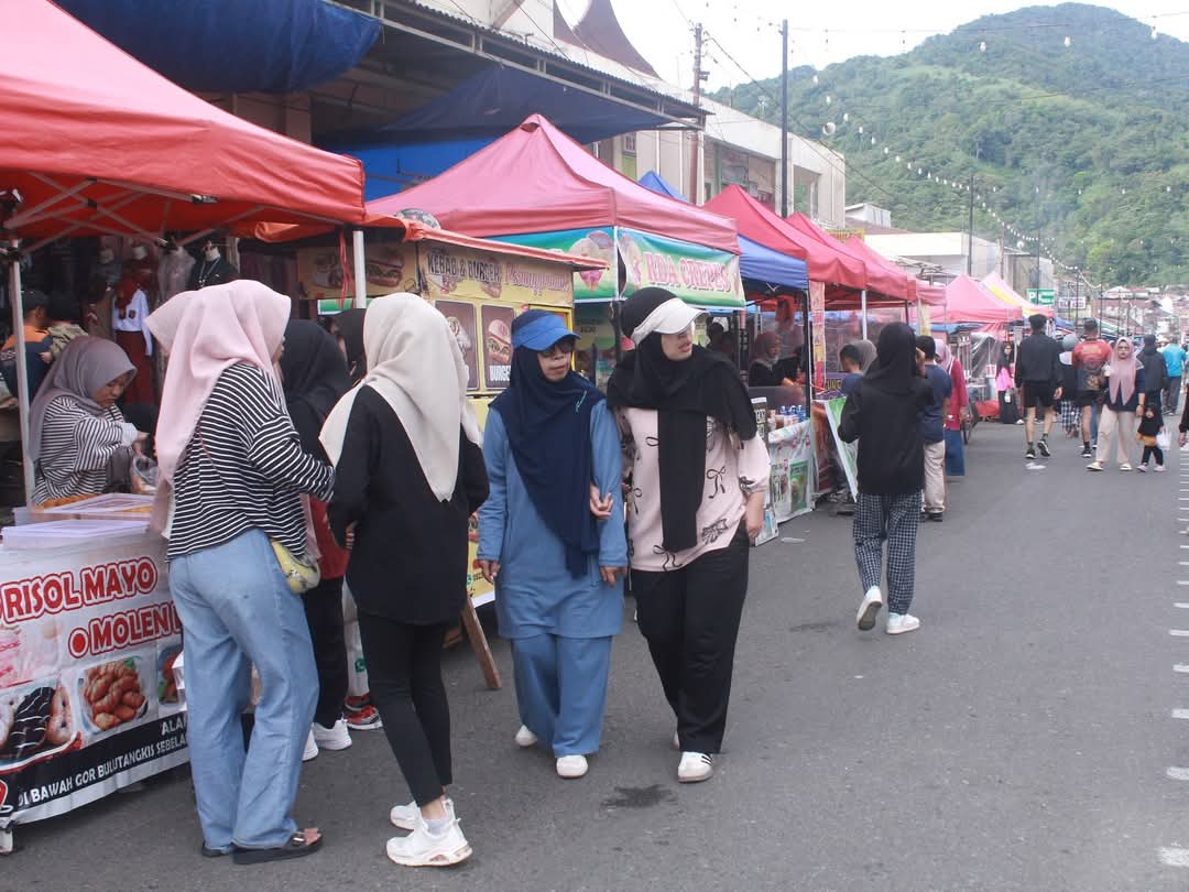 Jejeran penjual aneka  kuliner di area CFD